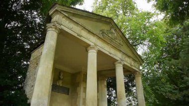 Büyük bir taş bina. Yüksek kaliteli görüntüler