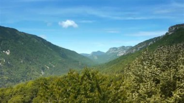 Dağın yamacında bir tabela. Yüksek kaliteli görüntüler