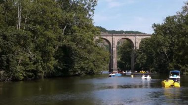 Bir su kütlesinin üzerinde bir köprü. Yüksek kaliteli görüntüler