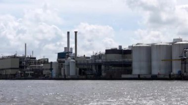 Suda büyük bir gemi.