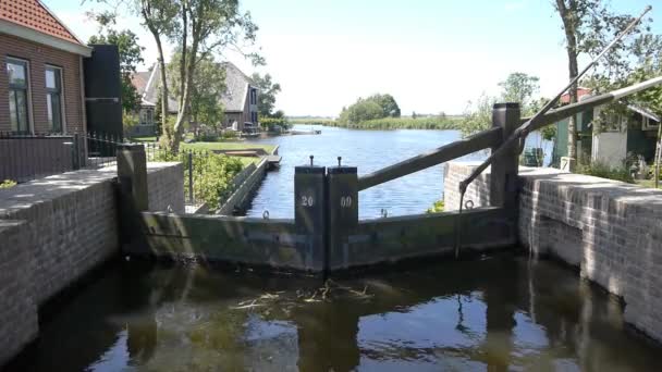 一座横跨水体的桥 高质量的镜头 — 图库视频影像