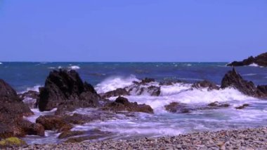 Kayalık bir sahilde yatan biri. Yüksek kaliteli görüntüler