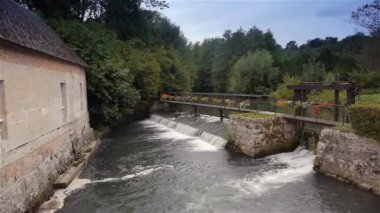 Nehrin üzerinde taş bir köprü. Yüksek kaliteli görüntüler
