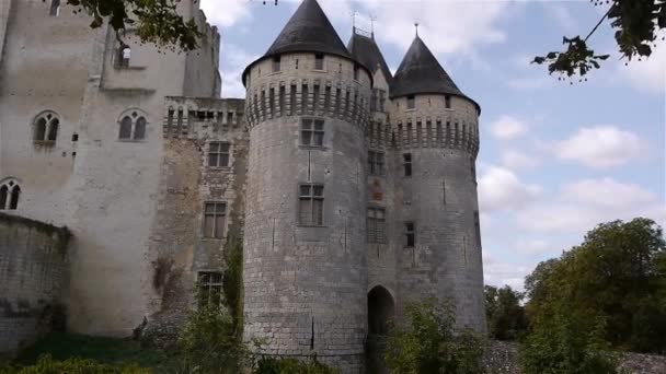Ett slott på toppen av en stenbyggnad — Stockvideo