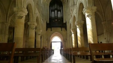 Binanın önünde oturan bir sandalye.