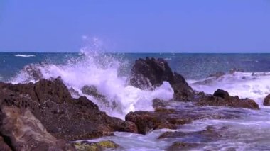 Okyanusun yanındaki su.