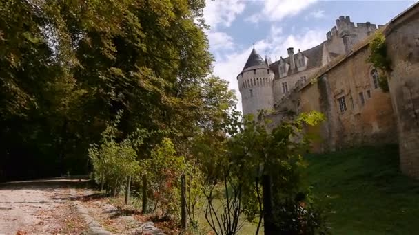 Una casa che ha un cartello sul lato di un edificio — Video Stock