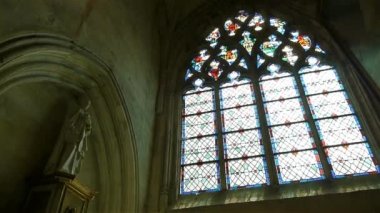 Geniş pencereli bir bina.