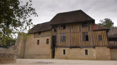 Büyük bir tuğla bina.