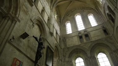 Bir binanın kenarına monte edilmiş büyük bir saat.