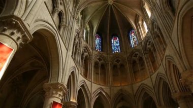 Birçok penceresi olan büyük bir bina.