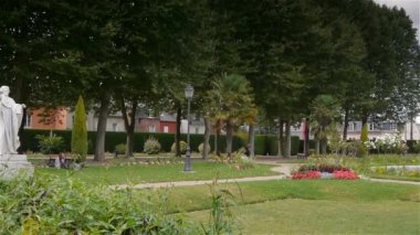 Bahçedeki yangın musluğu.