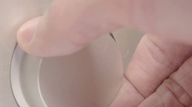 Uzaktan kumandayı tutan bir el. Yüksek kaliteli görüntüler