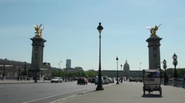 Caddenin ortasında bir saat kulesi. Yüksek kaliteli görüntüler