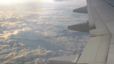 Havada uçan büyük bir uçak. Yüksek kaliteli görüntüler