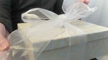 Plastik poşet tutan bir el. Yüksek kaliteli görüntüler