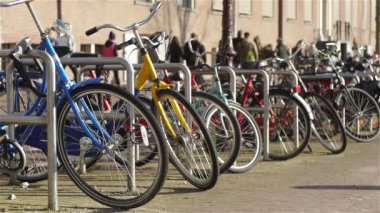 Binanın kenarına park edilmiş bir bisiklet. Yüksek kaliteli görüntüler