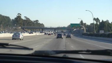 Yoğun bir otoyolun yakınında. Yüksek kaliteli görüntüler