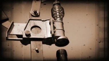 Bir bando tezgahta çalıyor.