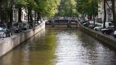 Arka planda şehir olan bir nehir.