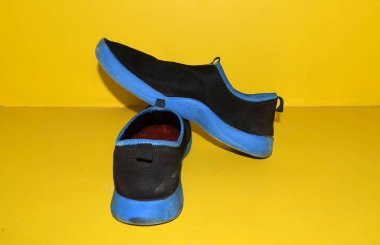 Sarı arka planda siyah spor ayakkabıları