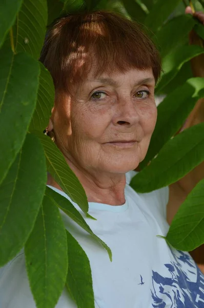 Porträtt Vuxen Kvinna Med Ett Vänligt Utseende Och Rynkor Ansiktet — Stockfoto