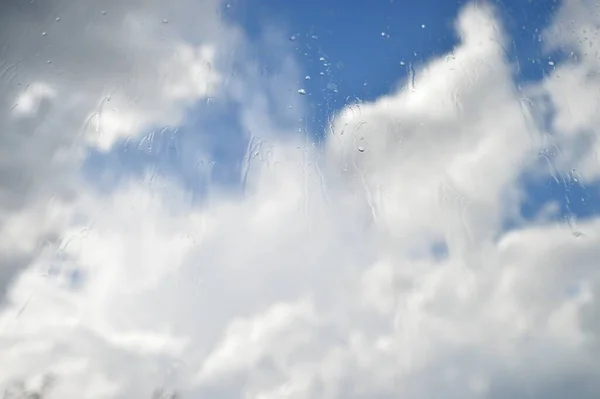 Wolken Tegen Een Blauwe Lucht Door Glas Met Regenstrepen — Stockfoto