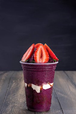 Çilek soslu Acai bardağı..