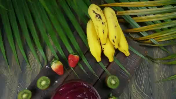 Acai Bol Avec Des Fruits Sur Table Bois — Video