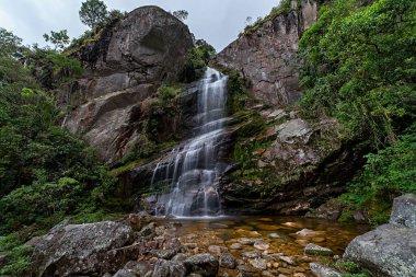 Serra dos Orgaos Ulusal Parkı 'nda Veu da Noiva Şelalesi Petropolis, Rio de Janeiro, Brezilya