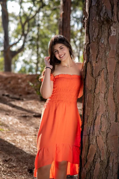 Mädchen Orangefarbenem Kleid Läuft Durch Einen Kiefernwald — Stockfoto