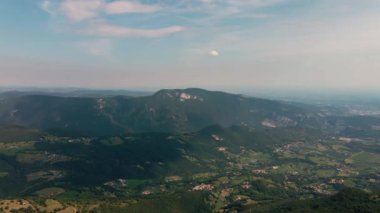 Arkasında dağ olan bir şehir manzarası