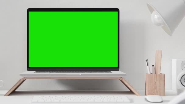Uno screenshot di un computer portatile aperto seduto su un tavolo Filmato Stock