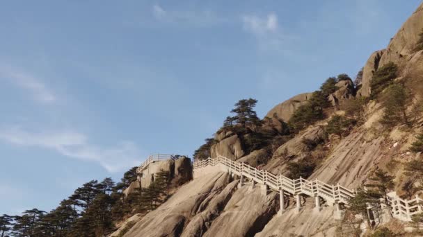 A close up of a rock mountain Videoklip