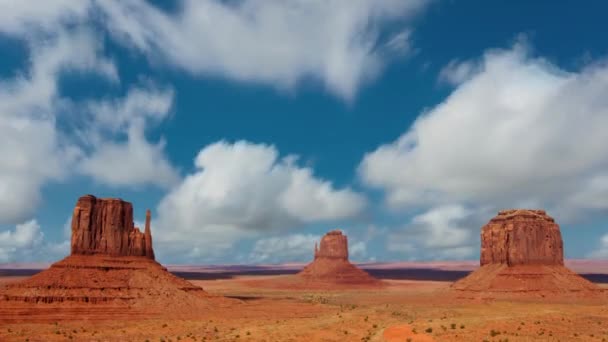 Una señal en el lado de una montaña Fotografías de stock