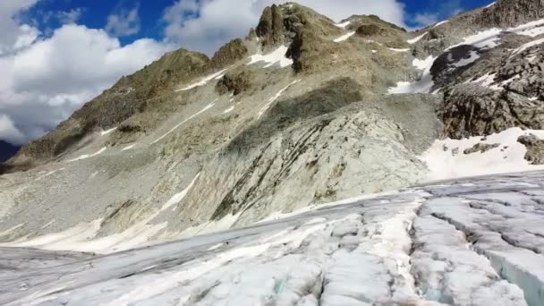 Una montagna innevata Filmato Stock