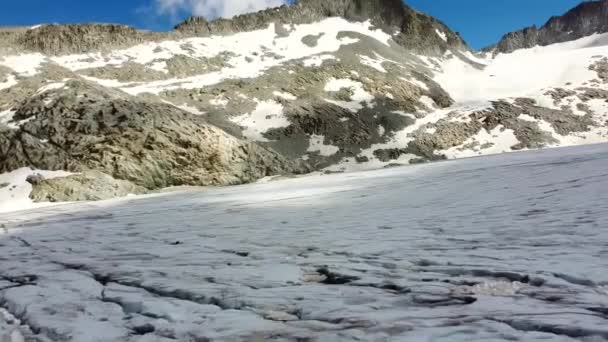 Сніг вкрив гору — стокове відео