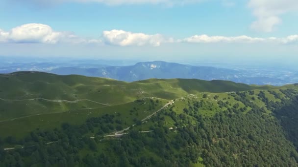 Un panneau sur le flanc d'une montagne — Video