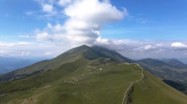 Dağın yamacında bir işaret.