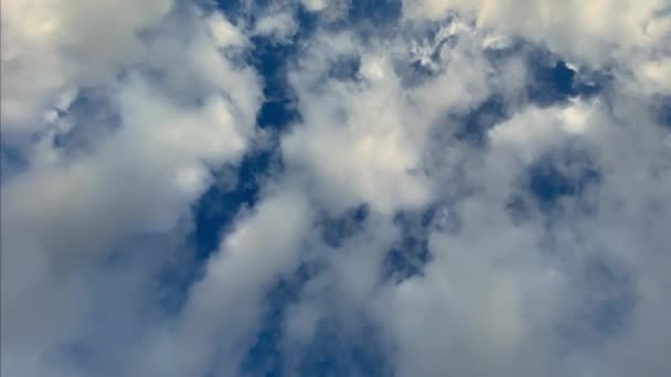 Zbliżenie błękitnego zachmurzonego nieba — Wideo stockowe