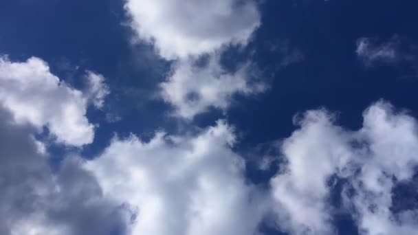Moln i en blå himmel — Stockvideo