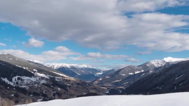 Una montaña cubierta de nieve — Vídeos de Stock