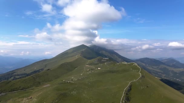 Un panneau sur le flanc d'une montagne — Video