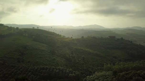 Un panneau sur le flanc d'une montagne — Video