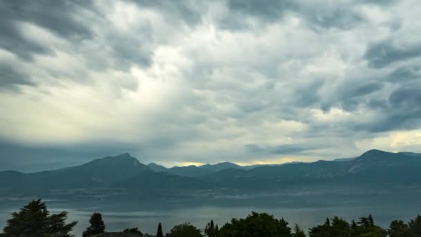 Un gros plan de nuages dans le ciel — Video