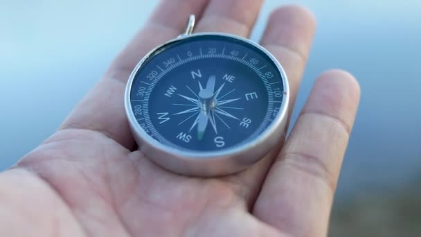 A hand holding a compass — Stock Video