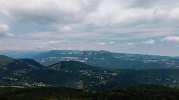 Un panneau avec une montagne en arrière-plan — Video