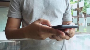 Cep telefonu kullanan biri.