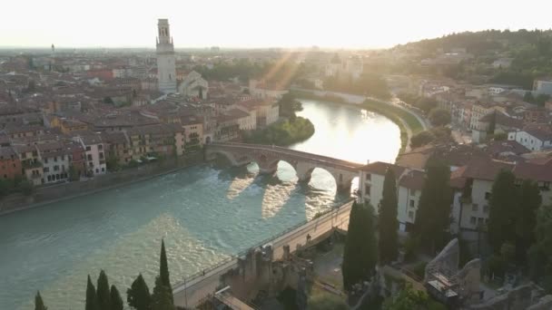 Un ponte su un specchio d'acqua — Video Stock