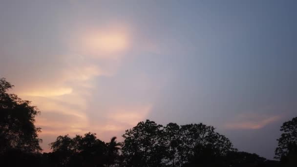 Un arco iris en el cielo — Vídeos de Stock